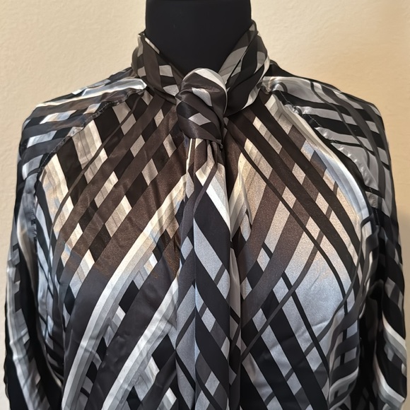 New York & Company Women’s Short Sleeve Blouse M - Picture 2 of 11